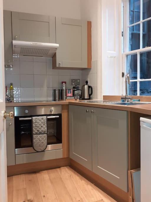 Charm & Character On Historic Rose Street Apartment Единбург Екстериор снимка