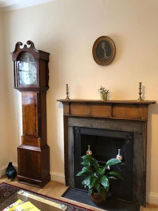 Charm & Character On Historic Rose Street Apartment Единбург Екстериор снимка